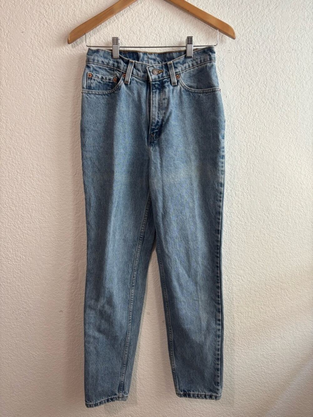 Vintage Levi’s 512 Classic Light Wash High-Rise Jeans Light Blue Size 7 Mom Jean